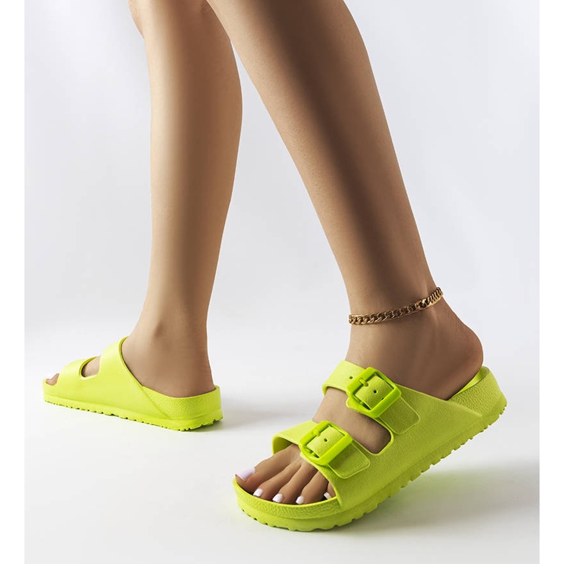 Sliders de borracha verde com fivelas de Eugene 2