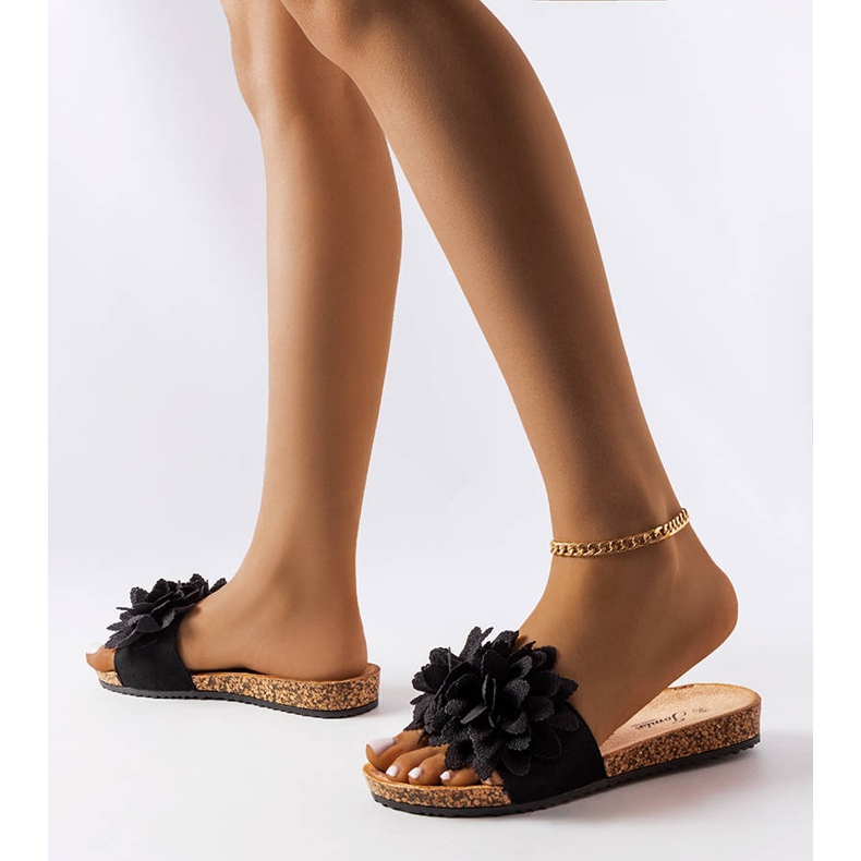 Chinelos pretos decorados com flores 2 Chinelos pretos decorados com flores 2