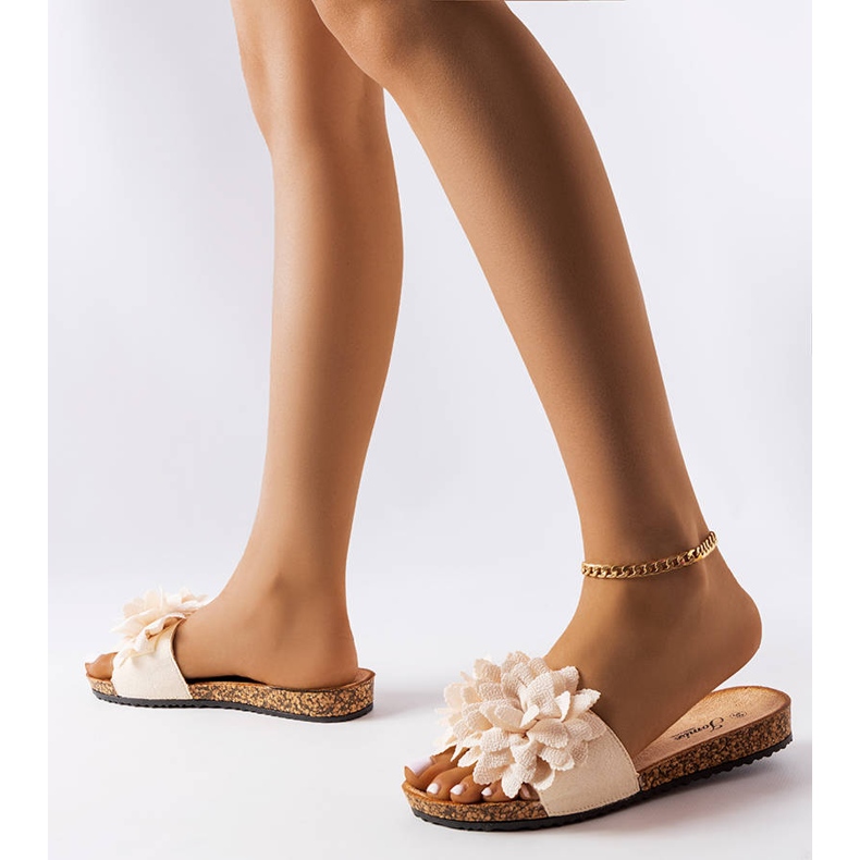 Chinelos bege decorados com flores Farland 2