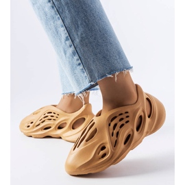 Chinelos de espuma marrom Julienne 1