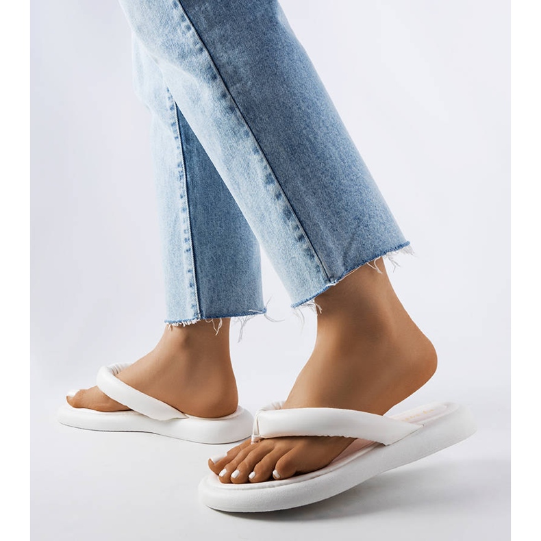 Chinelos volumosos brancos Smithfield 2