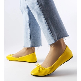 Bailarinas amarelas decoradas com um laço Vaillancour amarelo 1 Bailarinas amarelas decoradas com um laço Vaillancour amarelo 1