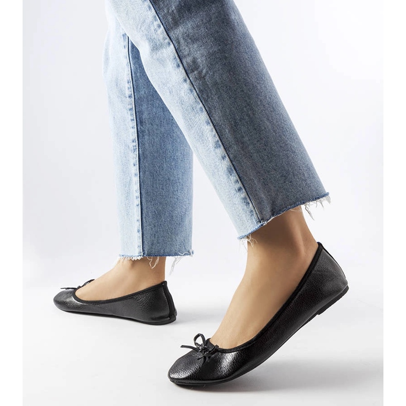 Bailarinas negras decoradas com um laço Vaillancour preto 1