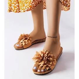 Chinelos marrons decorados com flores Farland castanho 1