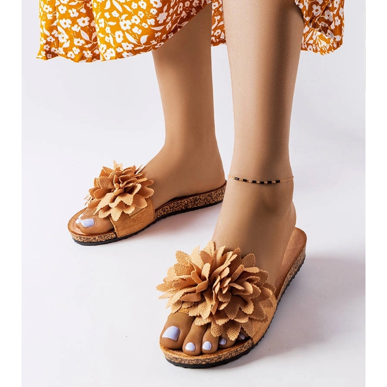 Chinelos marrons decorados com flores Farland castanho 1 Chinelos marrons decorados com flores Farland castanho 1