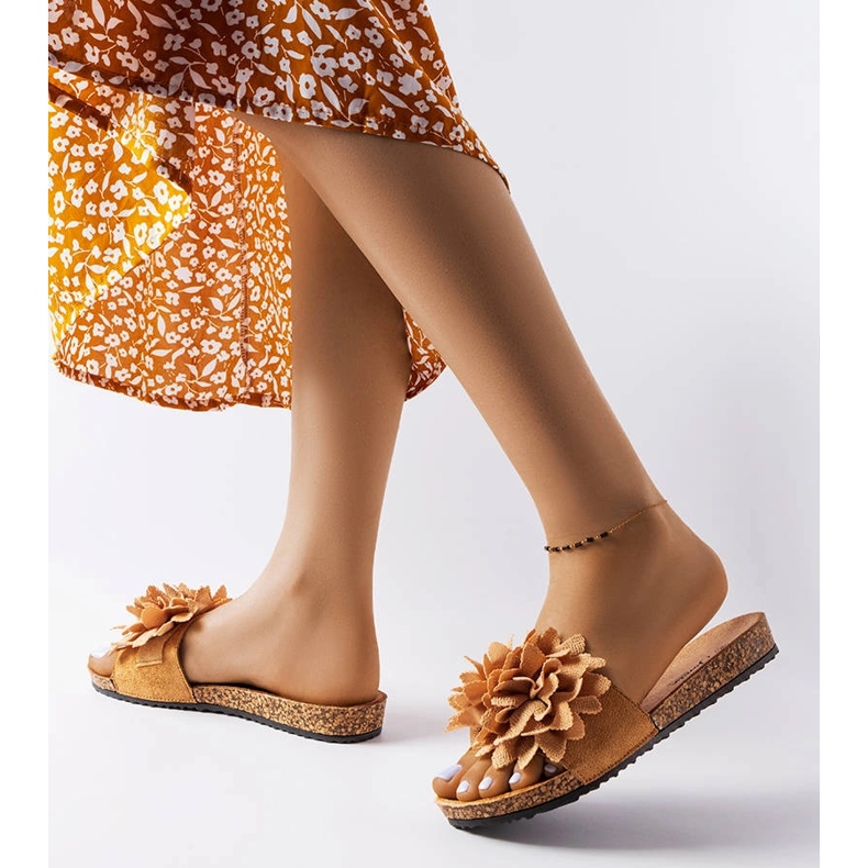 Chinelos marrons decorados com flores Farland marrom 2