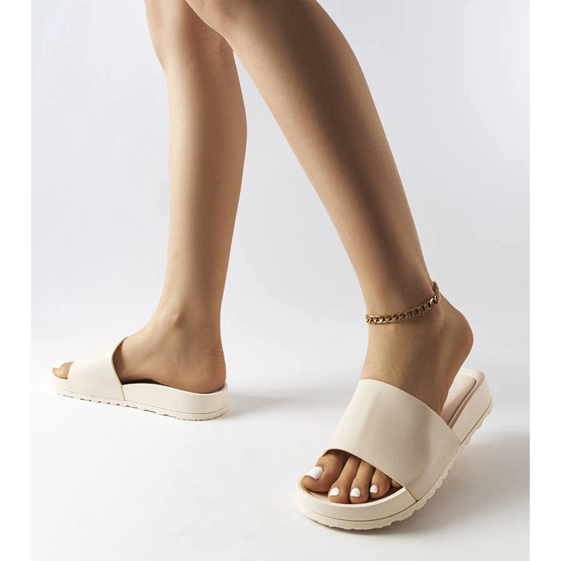 Chinelos de borracha bege da Sabourin 2