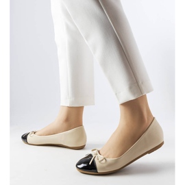 Sabrinas de bico envernizado bege Despins 1 Sabrinas de bico envernizado bege Despins 1