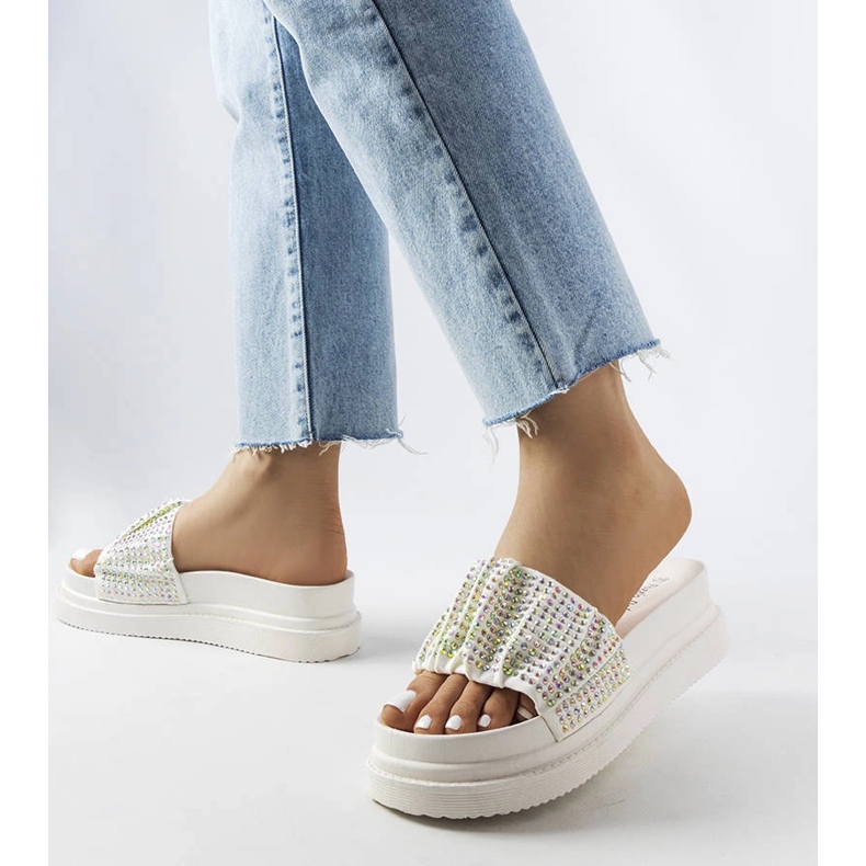 Sandália branca sobre plataforma com zircônias Franet branco 1 Sandália branca sobre plataforma com zircônias Franet branco 1