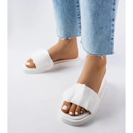 Sliders brancos decorados com babados Boulevard 1