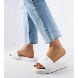 Sliders brancos decorados com babados Boulevard 2