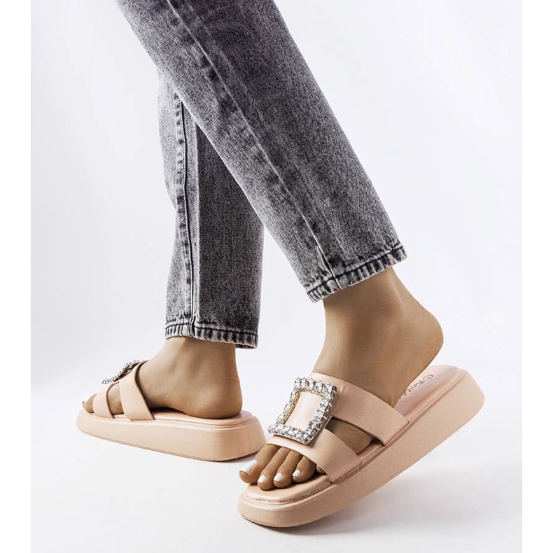 Sliders bege com strass da Fusberta 1