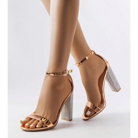 Sandálias champanhe em poste decorativo Rette dourado 1