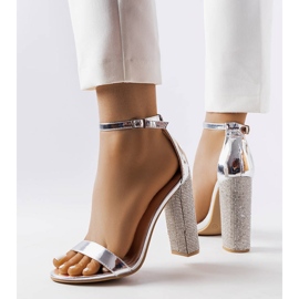 Sandálias prateadas em poste decorativo Rette prata 1
