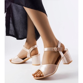 Sandália dourada no poste de Vinceza bege 1