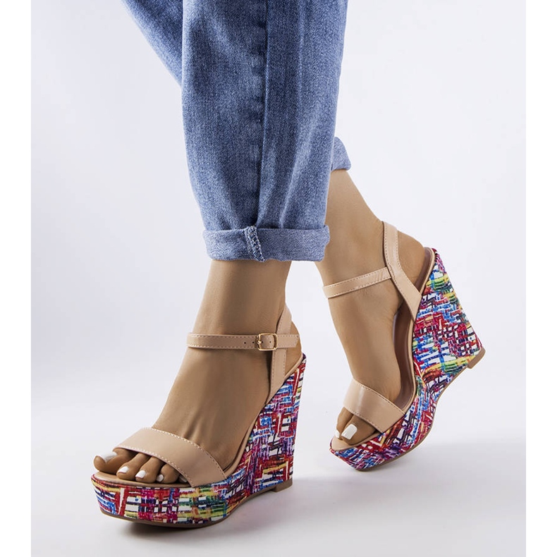 Sandália de cunha com aplicações bege Fairmont 1