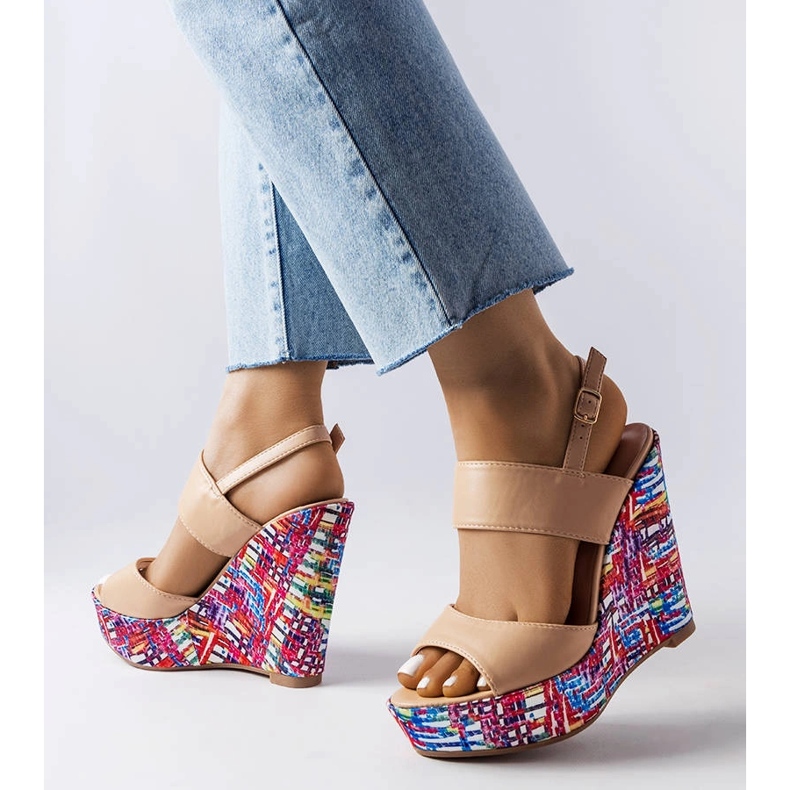 Sandália de cunha com aplicações bege, Westtide. 1