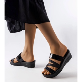 Os chinelos pretos brilhantes de Loli 1