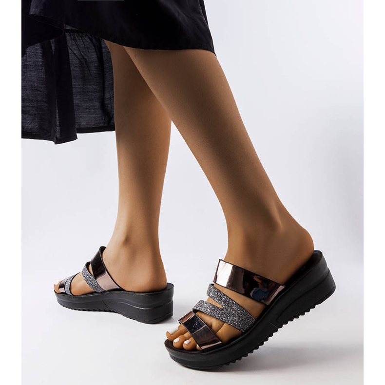 Os chinelos cinza brilhantes de Loli preto 1