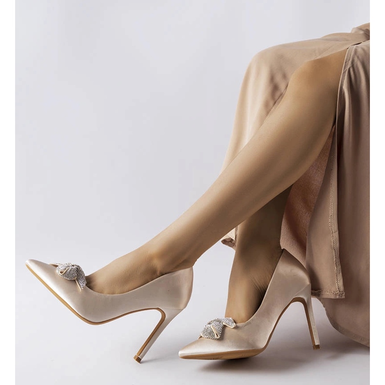 Alfinetes bege com acabamento acetinado e laço Mia 2