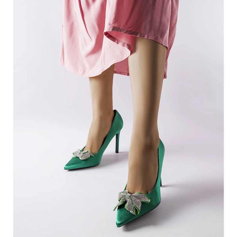 Alfinetes verdes com acabamento acetinado e laço Mia 1