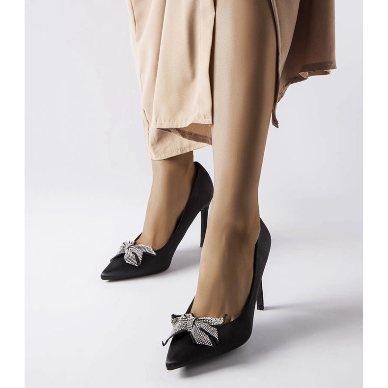 Alfinetes pretos com acabamento acetinado com laço Mia 1