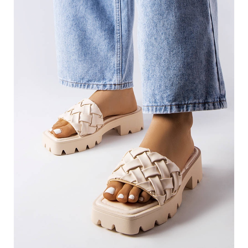 Chinelos bege com sola trator Lora 1