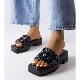 Chinelos pretos com solado trator Lora 1