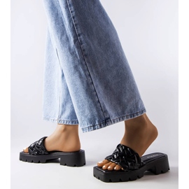 Chinelos pretos com solado trator Lora 2