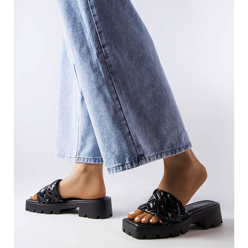 Chinelos pretos com solado trator Lora 2