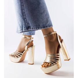 Sandália salto grosso Ariande dourado 1