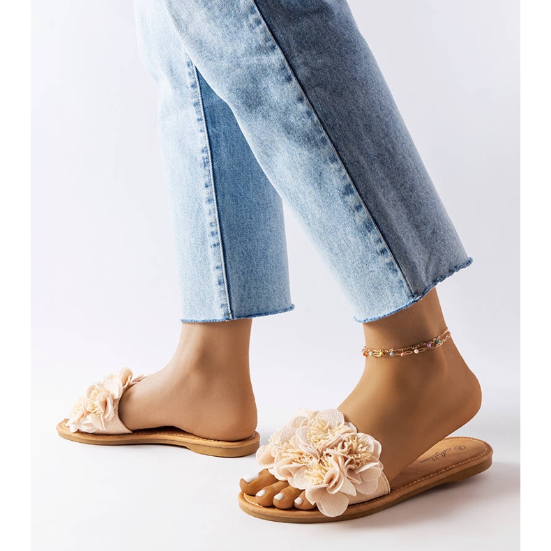 Chinelos bege com flores da Alfrida 2