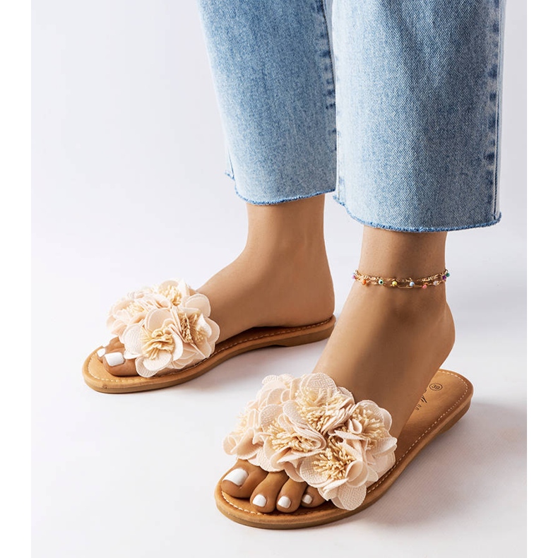 Chinelos bege com flores da Alfrida 1