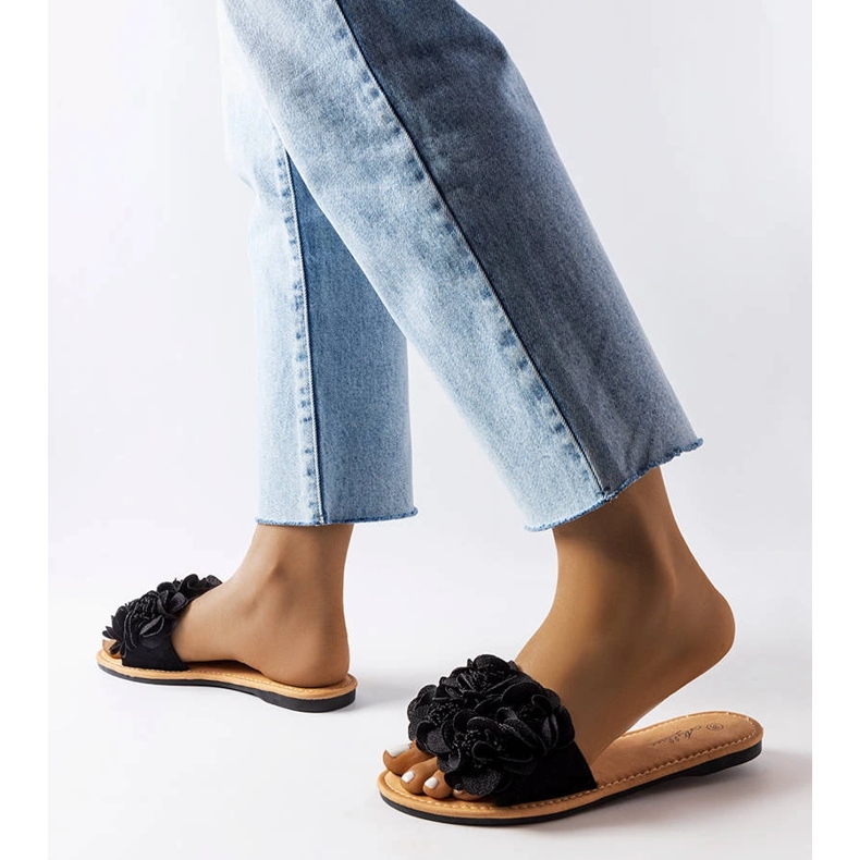 Chinelos pretos com flores da Alfrida 2