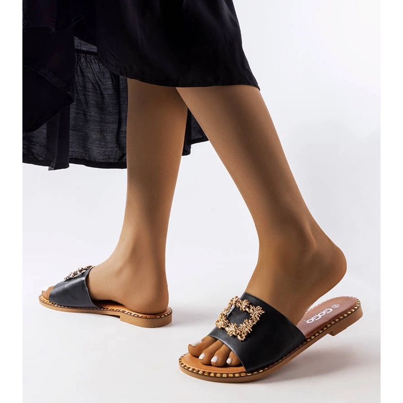 Os chinelos pretos com enfeites da Miriam 2