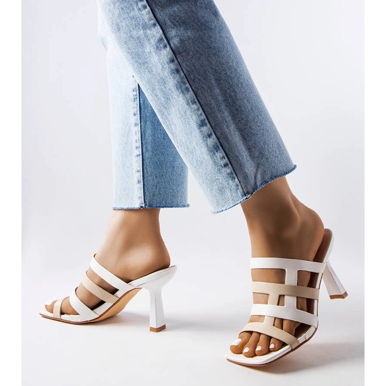 Chinelos brancos em um alfinete 1