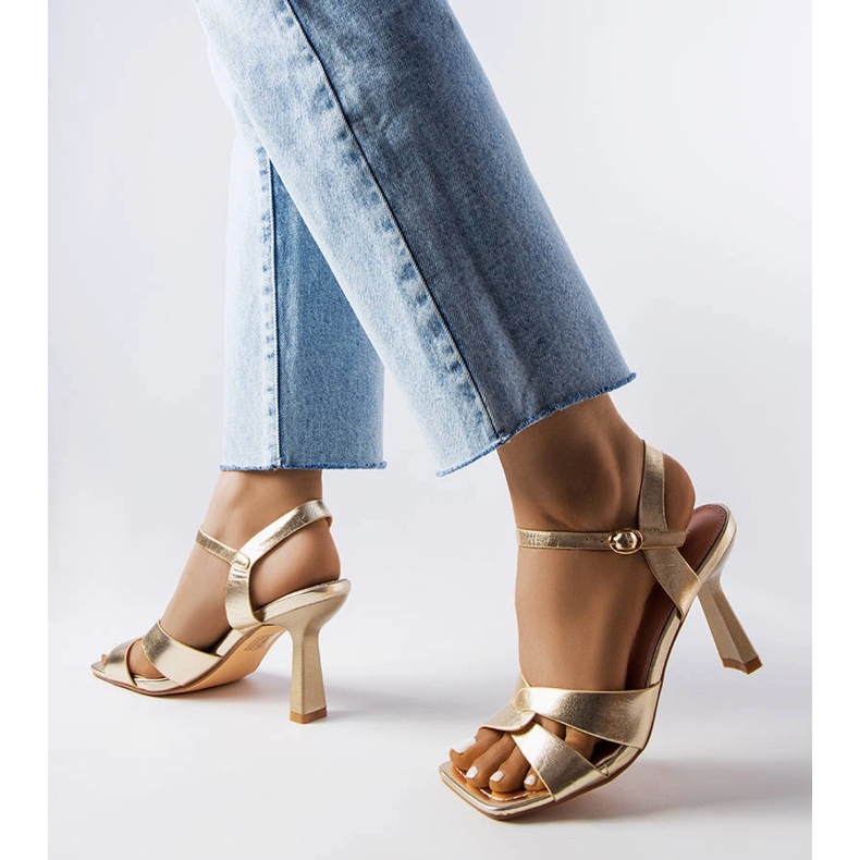 Sandália salto alto Karolina dourada com cinto dourado 1