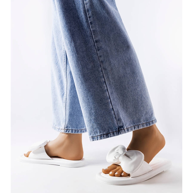 Chinelos brancos com laço da Lende 2 Chinelos brancos com laço da Lende 2