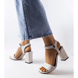 Sandália cinza no poste da Karino 1