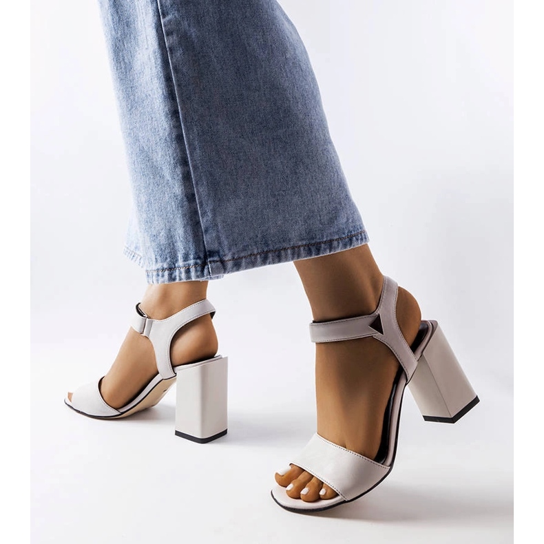 Sandália cinza no poste da Karino 1