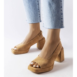 Karino Sandália bloco de veludo bege 1