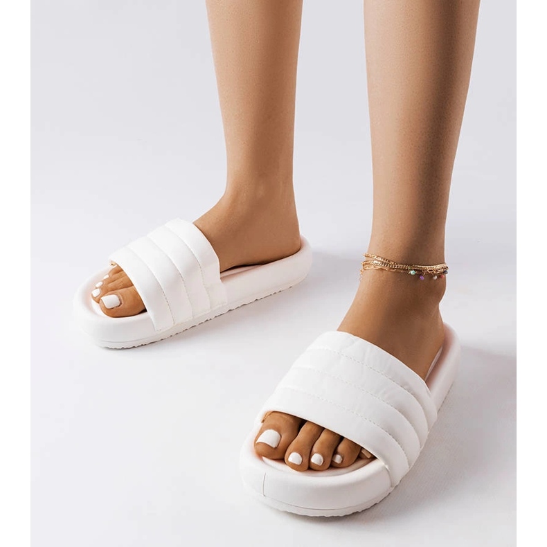 Chinelos brancos decorados com acolchoado Dorene 1 Chinelos brancos decorados com acolchoado Dorene 1