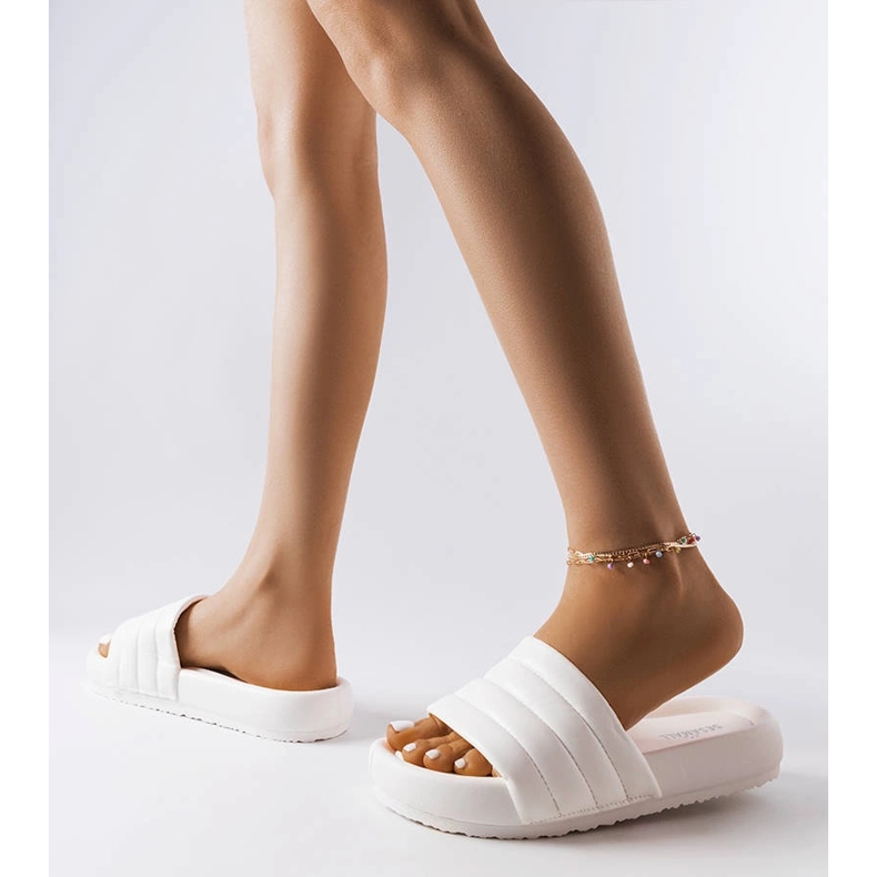 Chinelos brancos decorados com acolchoado Dorene 2 Chinelos brancos decorados com acolchoado Dorene 2