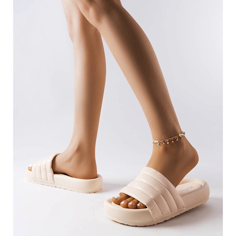 Inna Chinelos bege decorados com acolchoados da Dorene 2