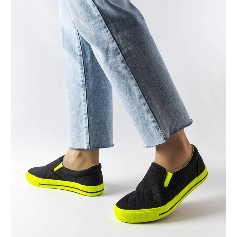 Tênis slip-on matelassê preto Balsamo. 1