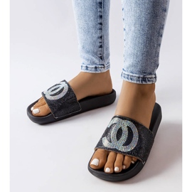 Slides pretos decorados com strass da Glendale 1