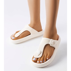 Chinelos brancos na plataforma Moretti 1