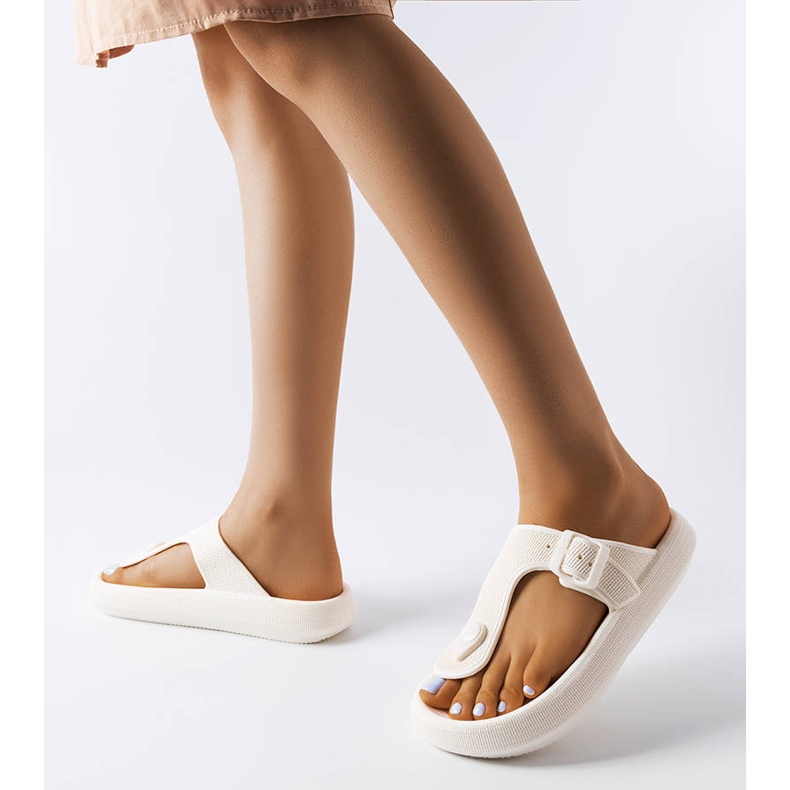 Chinelos brancos na plataforma Moretti 2