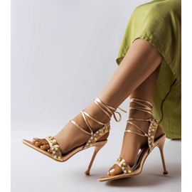 Sandálias douradas decoradas com pérolas Grange bege 1