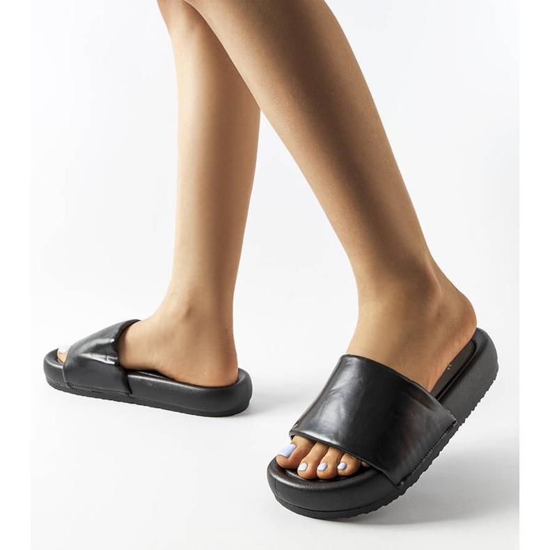 Chinelos pretos na plataforma Franco 2